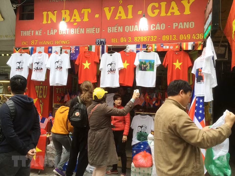 Los visitantes eligen la compra de camisetas con las imágenes del presidente estadounidense, Donald Trump, y el líder norcoreano, Kim Jong-un, en una tienda en la calle Hang Bong, en Hanoi. (Foto: VNA)