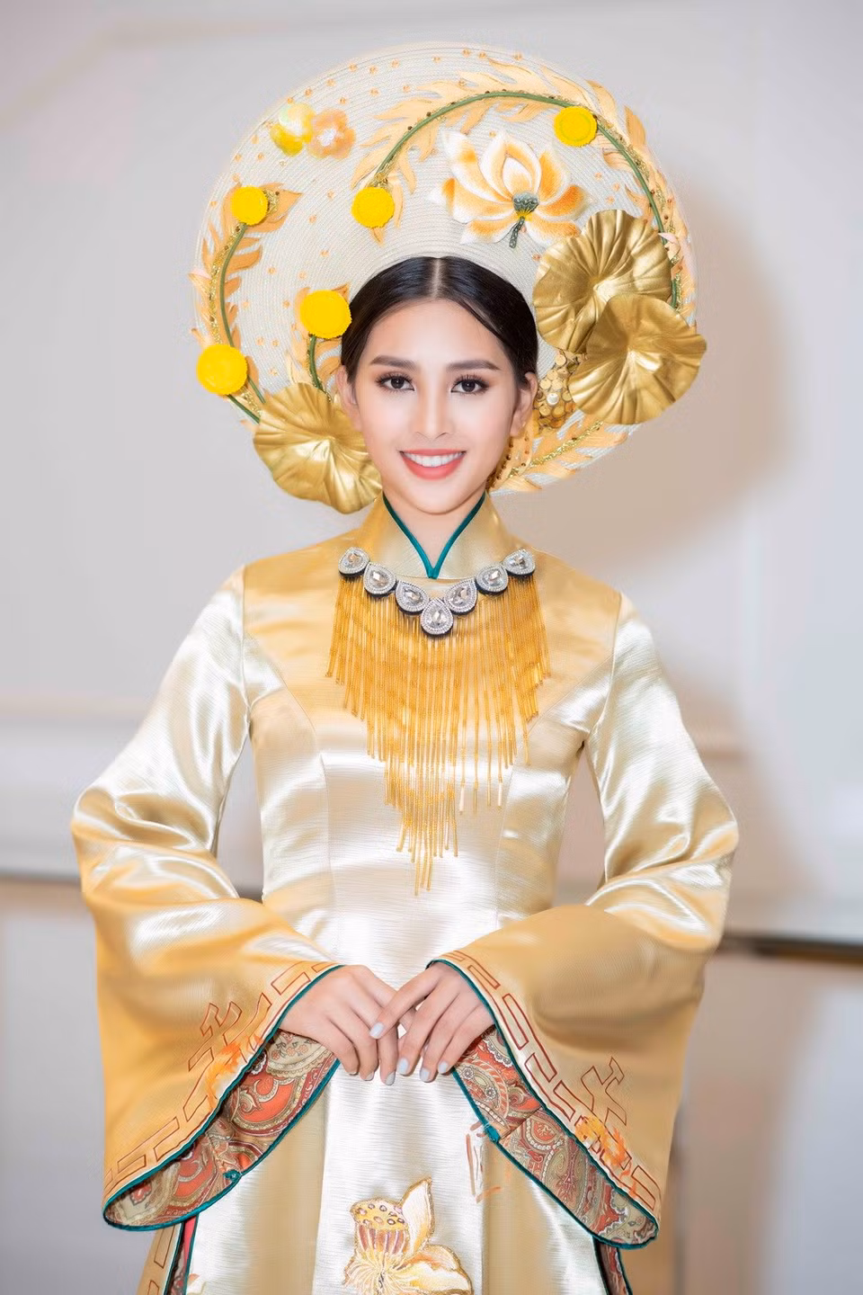 La miss Tieu Vy presenta la colección “El misterioso oriente” del diseñador Tran Thien Khanh. (Fuente: VNA)