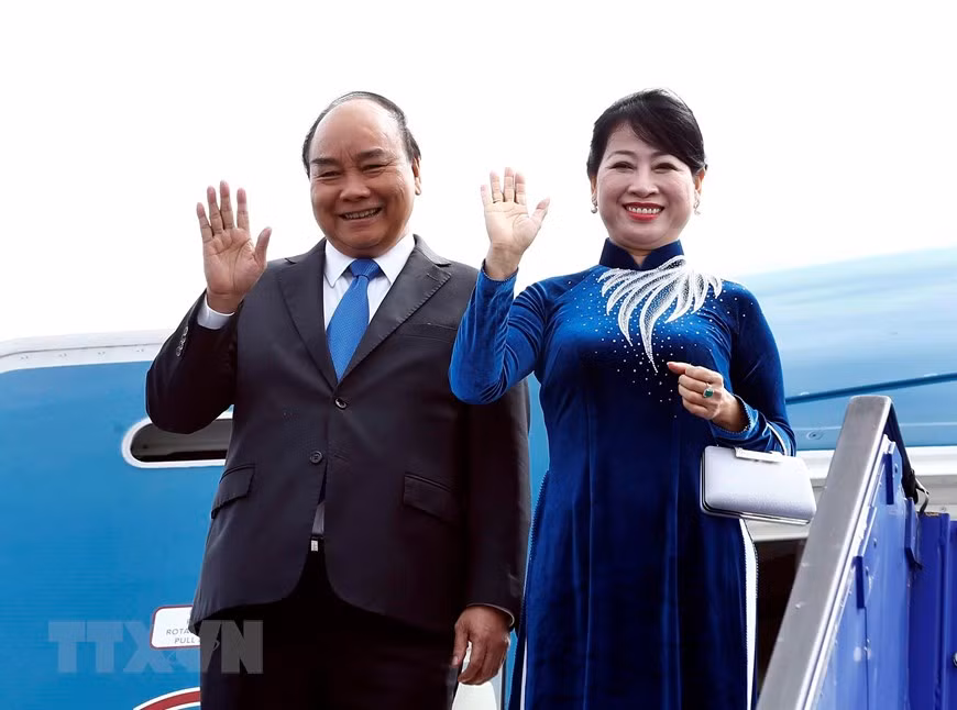 El primer ministro vietnamita, Nguyen Xuan Phuc, y su esposa llegan al aeropuerto internacional Arlanda, en Estocolmo. (Foto: VNA)