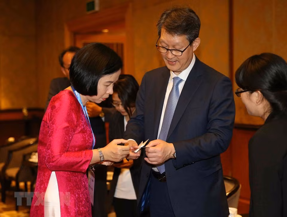 Vicedirectora general de la VNA, Vu Viet Trang, da la bienvenida a los delegados extranjeros. (Foto: VNA)