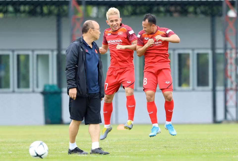 La selección vietnamita se entrenó en el estadio Muangthong, en Bangkok, ante el partido contra su rival tailandés, el jueves próximo. (Fuente: VNA)