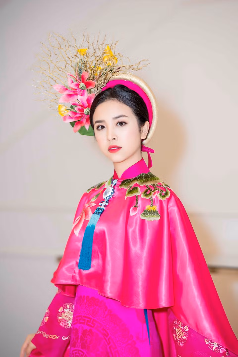 La miss Thuy An presenta la colección “El misterioso oriente” del diseñador Tran Thien Khanh. (Fuente: VNA)
