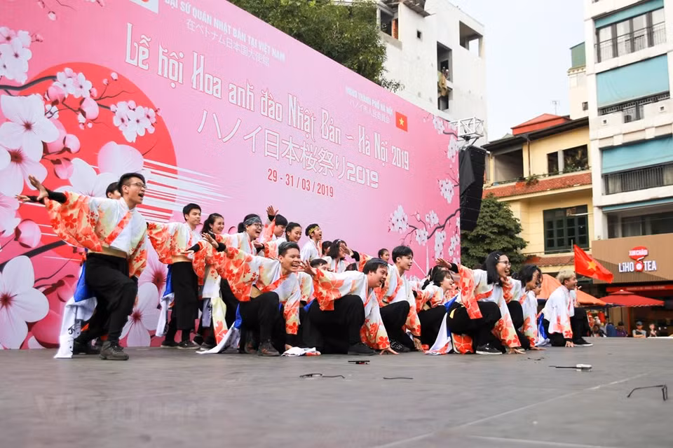 Se trata de una interpretación moderna del Awa odori, un baile tradicional de verano. (Fuente: VNA)