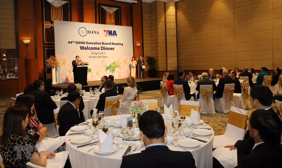 Encuentro entre delegados de la 44 reunión del Comité Ejecutivo de la OANA en Hanoi. (Foto: VNA)