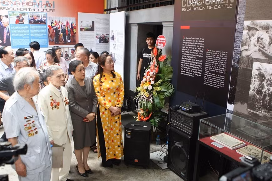 La exposición cuenta las historias de la lucha heroica del pueblo vietnamita desde 1954 hasta 1975 (Foto: VNA)