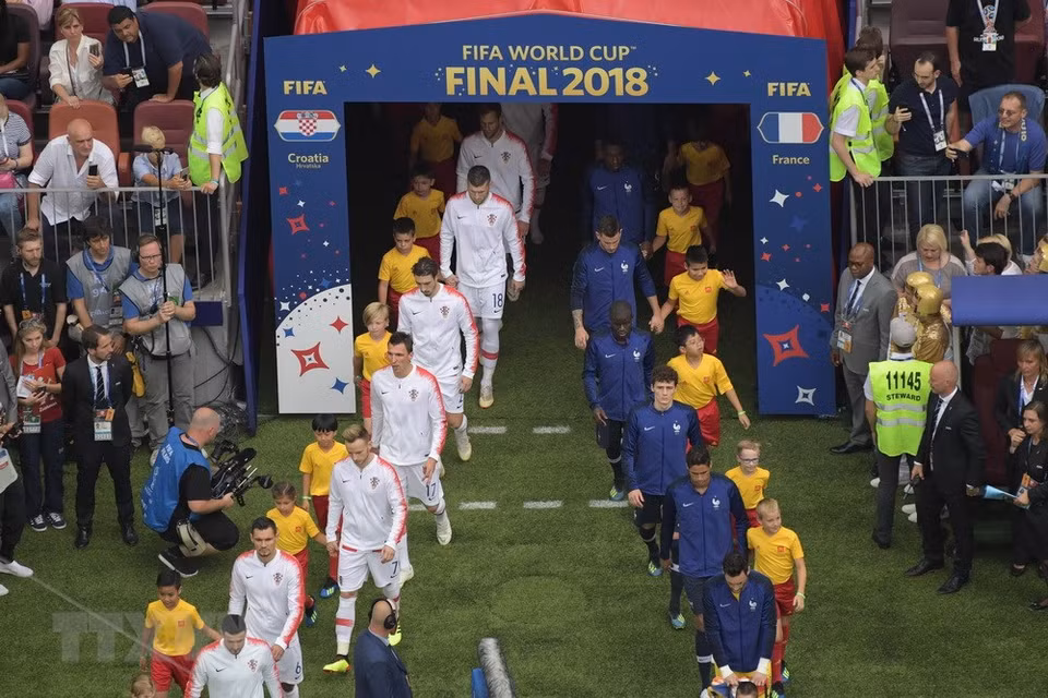 Los jugadores de Francia y Croacia pisan el césped (Fuente: AFP/VNA)