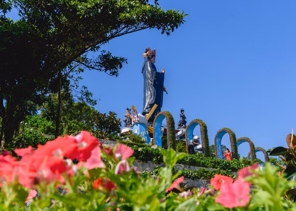 La estatua de Buda Tay Bo Da Son se sitúa en la cima de la montaña de Ba Den (Fuente: VNA)