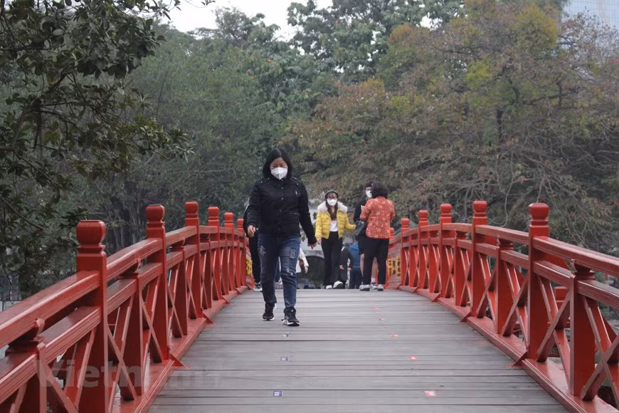 Otro de los símbolos de belleza cultural para los hanoyenses es el puente de Huc, sobre el lago Hoan Kiem. Une la orilla del lago a la pequeña isla donde se encuentra el templo de Ngoc Son, uno de los destinos turísticos favoritos en la capital vietnamita. Después de un largo tiempo de suspensión por los impactos graves de la pandemia de la COVID-19, Hanoi ha reanudado las actividades turísticas en este sitio a propósito del Nuevo Año Lunar. En tal sentido, los visitantes deben cumplir las medidas preventivas contra el contagio del coronavirus, así como realizar las declaraciones médicas según las normativas del Ministerio de Salud. (Fuente: Vietnamplus)