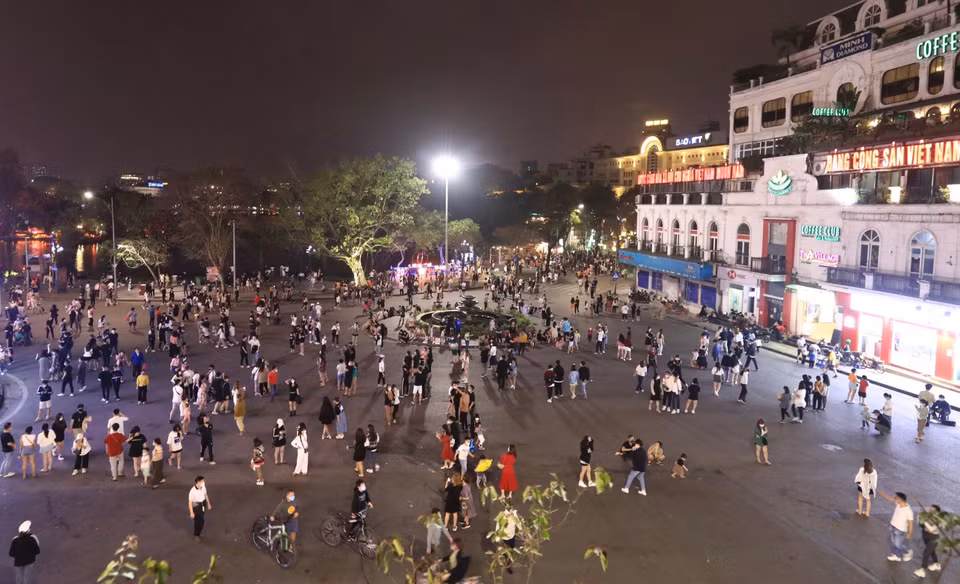 Ciudadanos acuden al espacio peatonal en el Lago Hoan Kiem por la noche el fin de semana (Fuente: VNA)