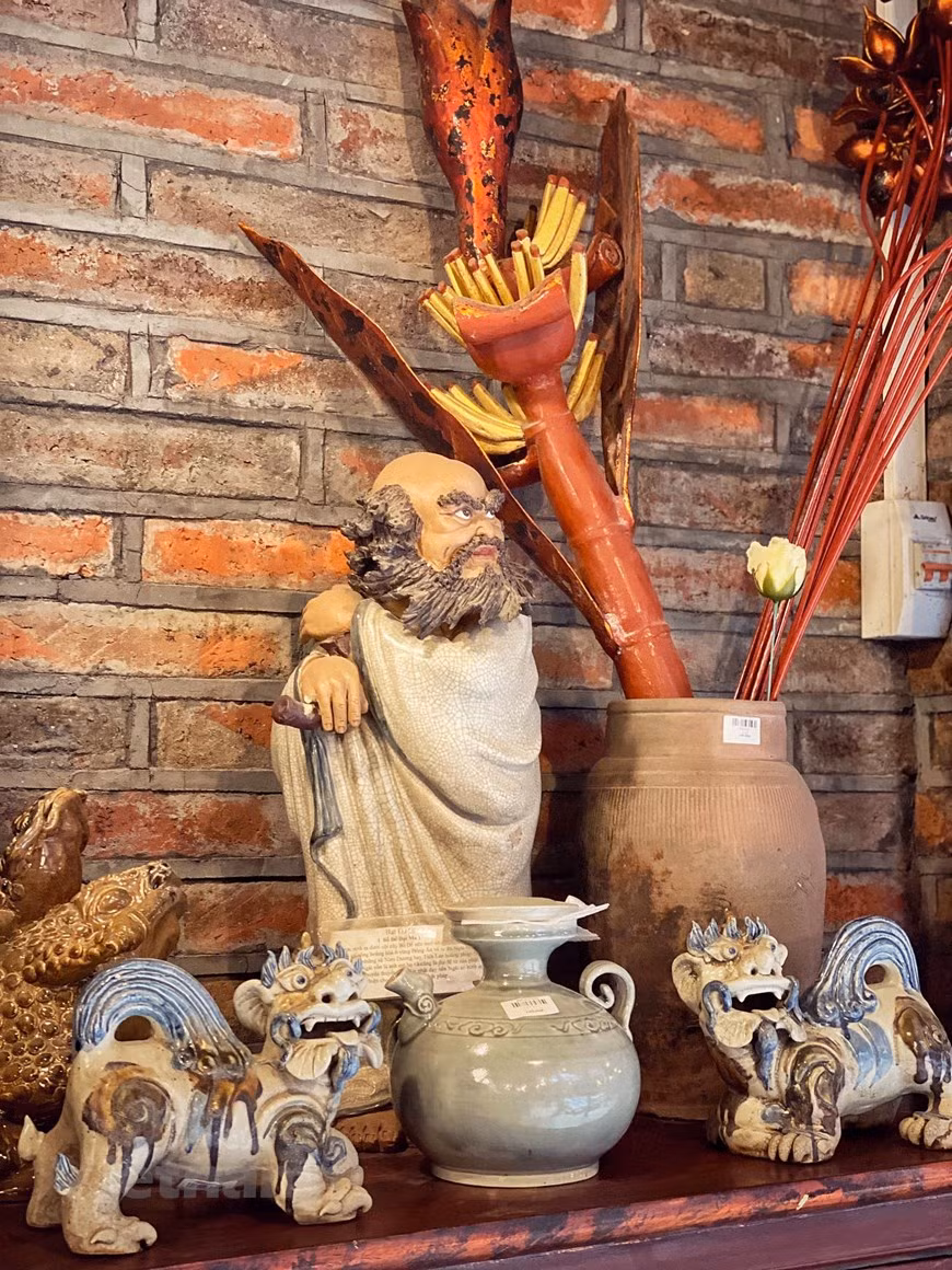 Esta casa antigua sobre pilotes en Bat Trang se convierte en un destino favorito de los excursionistas interesados en objetos antiguos. En la vivienda, se exhiben cuantiosos productos cerámicos con valores históricos. Al llegar a este pueblo, los turistas pueden recorrer casas antiguas, templos y pagodas, además de visitar talleres de producción de cerámica. Con una amplia variedad de productos, la aldea de Bat Trang capta a muchos visitantes nacionales y extranjeros. Las obras preservan sus características tradicionales y, en particular, las obras de cerámica marcan una gran parte de la historia del pueblo y su creación artística en distintas épocas de la historia. (Fuente: Vietnamplus) 