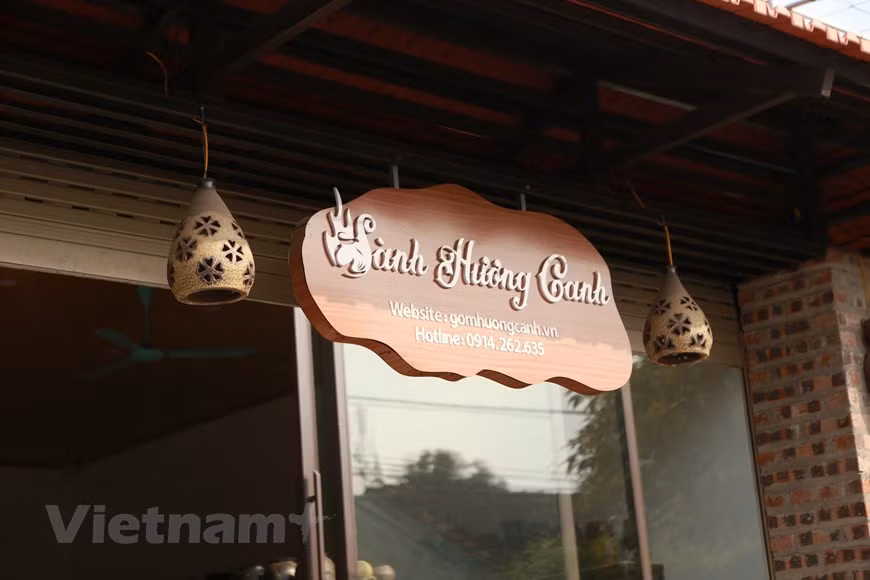 Como los artesanos tienen que esforzarse mucho para elaborar sus creaciones, los productos de cerámica de Huong Canh se pueden vender a precios más altos que otros similares. La artesanía de cerámica de la aldea de Huong Canh ha resistido la prueba del tiempo. Hoy, esta línea de cerámica tradicional enfrenta una dura competencia de productos plásticos y de otros pueblos. Sin embargo, la terracota de Huong Canh se ha ganado una buena reputación. Hoy en día, el trabajo de la cerámica no solo proporciona a los artesanos un ingreso estable, sino que también ha transformado la aldea de Huong Canh en un famoso destino turístico donde los visitantes pueden observar y participar en la producción de cerámica. (Fuente: Vietnamplus) 