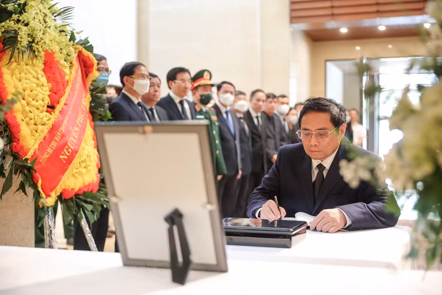 En homenaje al difunto exprimer ministro japonés Abe Shinzo, la Embajada de Japón en Vietnam abrió un libro de condolencias en su sede diplomática en Hanoi. El secretario general del Partido Comunista, Nguyen Phu Trong, envió flores para rendir tributo a Abe Shinzo, quien también fuera presidente del Partido Liberal Democrático de Japón. En nombre de los líderes vietnamitas, el presidente Nguyen Xuan Phuc y el primer ministro Pham Minh Chinh acudieron a rendir homenaje y escribieron en el libro de condolencias de la Embajada de Japón en Hanoi. Mientras tanto, el presidente de la Asamblea Nacional, Vuong Dinh Hue, igualmente mandó flores para rendir tributo al extinto premier japonés. (Fuente: Vietnam+) 