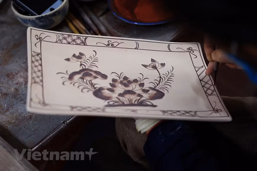 Los dibujos parecen simples, sin embargo, requieren la perseverancia de los alfareros (Fuente: Vietnamplus)