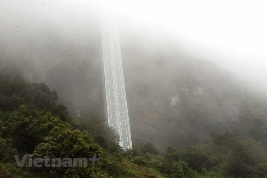 Desde el elevado puente de cristal se puede admirar un paisaje pintoresco y los visitantes tienen la oportunidad de participar en otras actividades deportivas, como el salto bungy, parapente y montañismo, entre otros juegos interesantes para los amantes de la aventura. La zona turística Rong May prevé inaugurar en el futuro próximo el proyecto Lago Infinito en la cima de la montaña, con el deseo de brindar un lugar ideal para que los visitantes tomen fotos. Ha Thi Ngu, una turista proveniente de la provincia septentrional de Tuyen Quang, dijo: “Es la primera vez que visito un puente de vidrio. Este monumento es grandioso y muy hermoso. El destino está realmente mimado por la naturaleza”. (Fuente: Vietnamplus) 