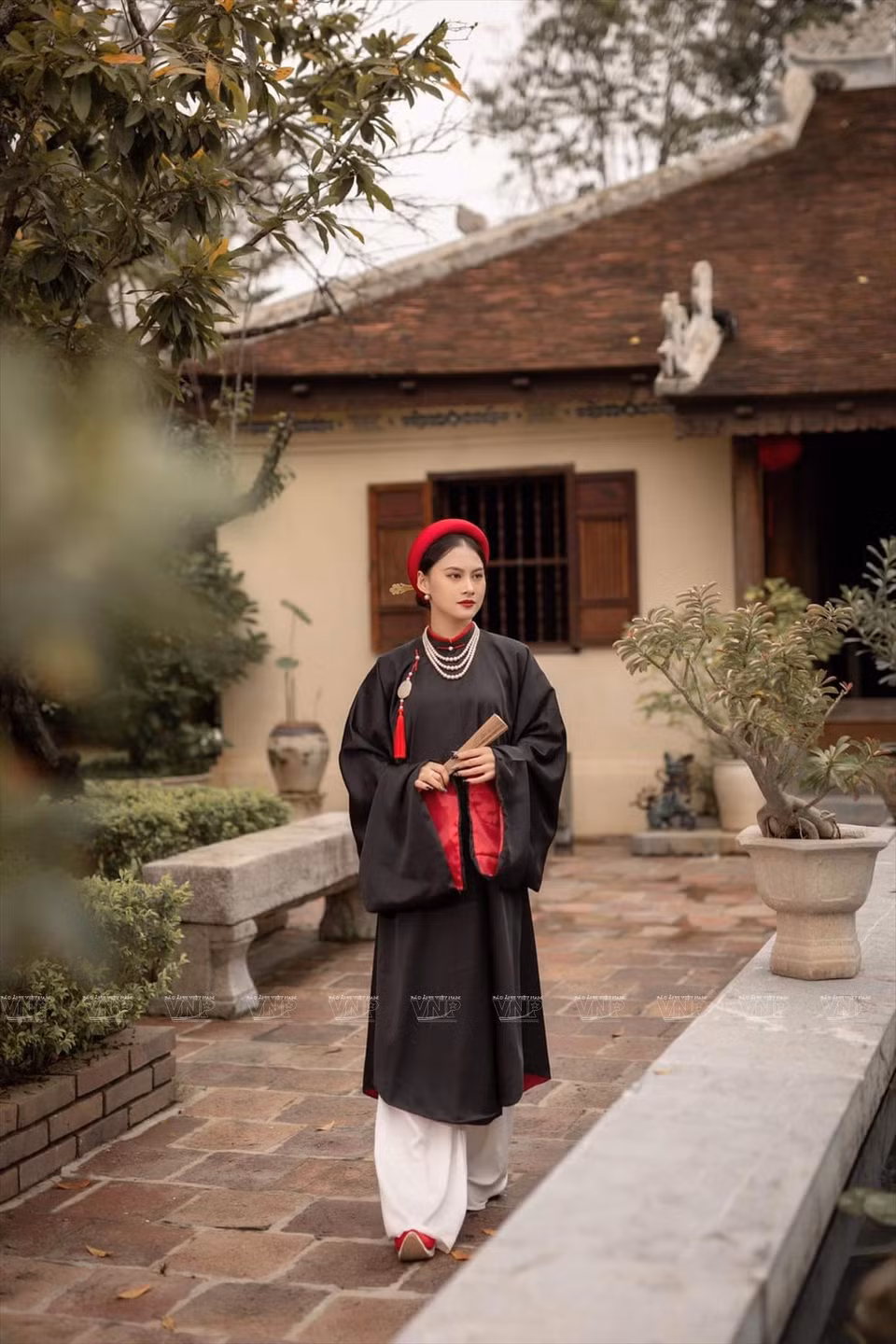 La joven con el vestido tradicional de Ao Tac (Fuente: VNA)