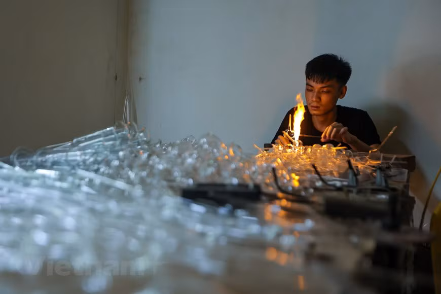 Con más de 20 años de experiencia en esta labor, Le Xuan Tien contó que hace diez años, casi toda la comuna se dedicaba a este trabajo. Los aldeanos podían hacer cualquier producto doméstico común, como botellas, vasos, o tapones de temos. Añadió que para confeccionar artículos de calidad, los sopladores de vidrio deben conocer muy bien las características de este material. Cuando el vidrio se pone en el fuego, tiene color verde; cuando se derrite, se vuelve transparente, lo cual indica que está listo para ser soplado. A continuación, se le empieza a aplicar esa acción ligeramente para dar la forma deseada al vidrio fundido. (Fuente:Vietnam+) 