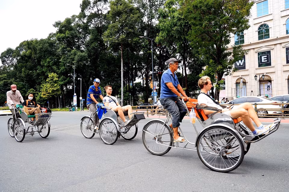 Turistas extranjeros recorren por Hanoi en triciclos (Fuente:VNA)