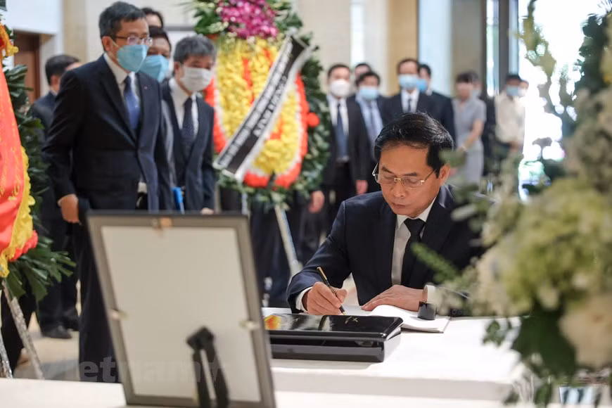 Más allá del impulso al desarrollo de vínculos sólidos entre los dos países, bajo la administración de Abe, la comunidad vietnamita en Japón creció continuamente y se convirtió en la segunda mayor diáspora extranjera en la nación nipona, con casi 433 mil personas registradas a finales de 2021. En particular, el número de aprendices vietnamitas en Japón ascendió en 2021 a 160 mil 563, lo que representa casi el 58,15 por ciento del número total de los mismos provenientes de otros países en Japón, gracias a las políticas del Gobierno nipón para facilitar la recepción de trabajadores vietnamitas, emitidas bajo el mandato del difunto primer ministro. (Fuente: Vietnam+) 