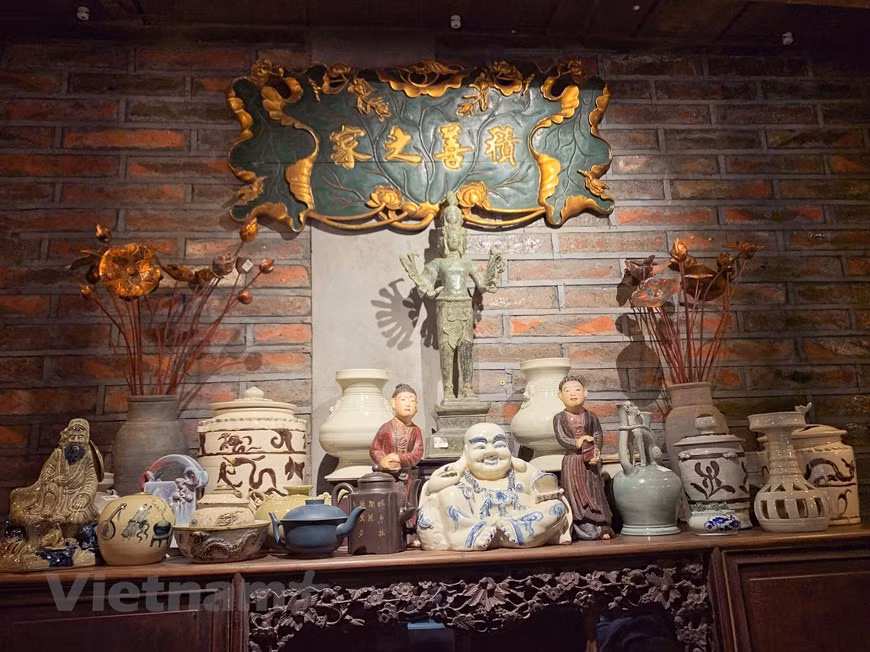 La aldea de Bat Trang, ubicada a unos 30 minutos de la zona céntrica de la capital de Hanoi, posee una historia de larga data de más de seis siglos. Al llegar a ese pueblo, los turistas pueden visitar casas antiguas, templos y pagodas, además de recorrer talleres de producción de cerámica. Con una amplia variedad de productos, Bat Trang atrae a muchos visitantes tanto nacionales côm foráneos. Los productos de cerámica típica siempre conservan sus características tradicionales; pues son más que objetos para este icónico pueblo; reflejan su propia vida y la concepción de las artes plásticas allí en cada época de la historia. (Fuente: Vietnamplus) 