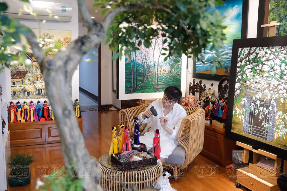 El pintor Nguyen Hoang Anh cree que la elaboración de muñecas con trajes tradicionales constituye la combinación de pintura y moda (Fuente:VNA)