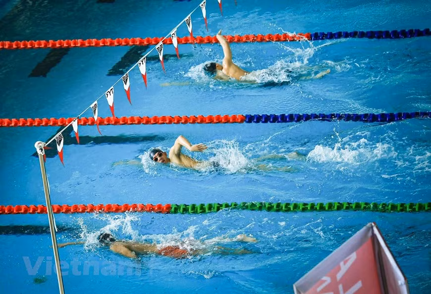 Vietnam contará con 32 representantes en las pruebas de natación en los XXXI Juegos Deportivos del Sudeste Asiático (SEA Games 31), con el reto de ubicarse entre uno de los tres mejores puestos en el medallero. Le Thanh Huyen, jefa de Natación del Departamento General de Educación Física y Deportes de Vietnam, subrayó que el equipo planea alcanzar de seis a ocho medallas de oro en las competencias regionales, nivel más bajo en comparación con la edición anterior de los SEA Games. Los entrenadores creen que la ausencia de Anh Vien, mejor atleta de la natación vietnamita en la rama femenina, pudiera afectar el rendimiento de la delegación en los SEA Games 31. (Fuente: Vietnamplus)