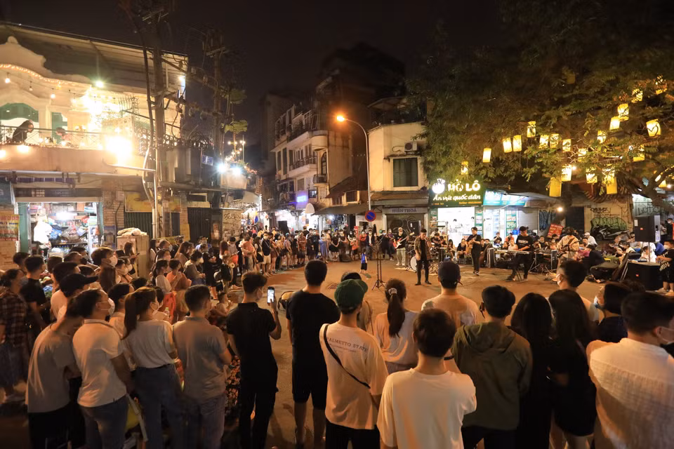 Espectáculo artístico en el espacio peatonal del Lago Hoan Kiem (Fuente: VNA)