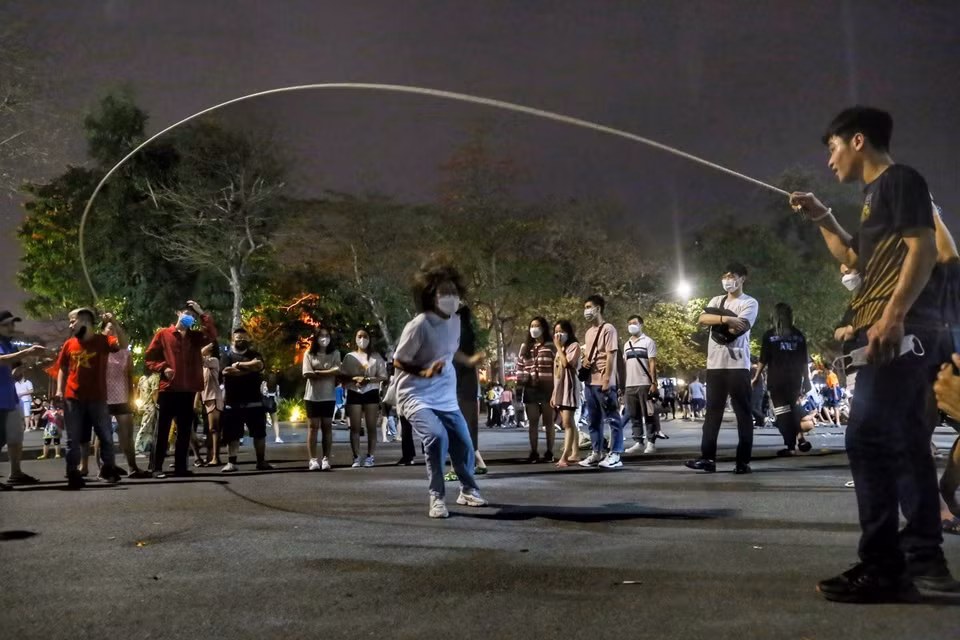Jóvenes participan en juegos folclóricos en la calle de Ta Hien (Fuente: VNA)