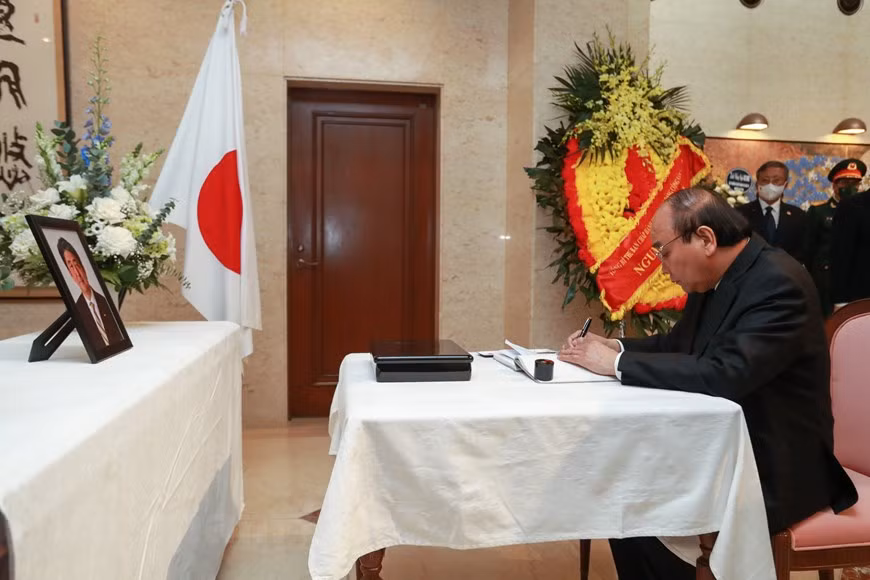 Durante el funeral, los dirigentes vietnamitas expresaron el deseo de que los líderes japoneses, el pueblo y la familia de Abe superen pronto esta gran pérdida y esperan que la buena relación entre los dos países se mantenga y desarrolle aún más. El mismo día, el vicepresidente de la Asamblea Nacional Tran Thanh Man; la presidenta del Comité de Organización del Comité Central del Partido y presidenta del Grupo Parlamentario de Amistad Vietnam - Japón Truong Thi Mai; el presidente de la Asociación de Amistad entre Vietnam y Japón, To Huy Rua, y los líderes de ministerios, agencias, localidades y organizaciones de amistad acudieron a rendir homenaje a Abe Shinzo. (Fuente: Vietnam+) 