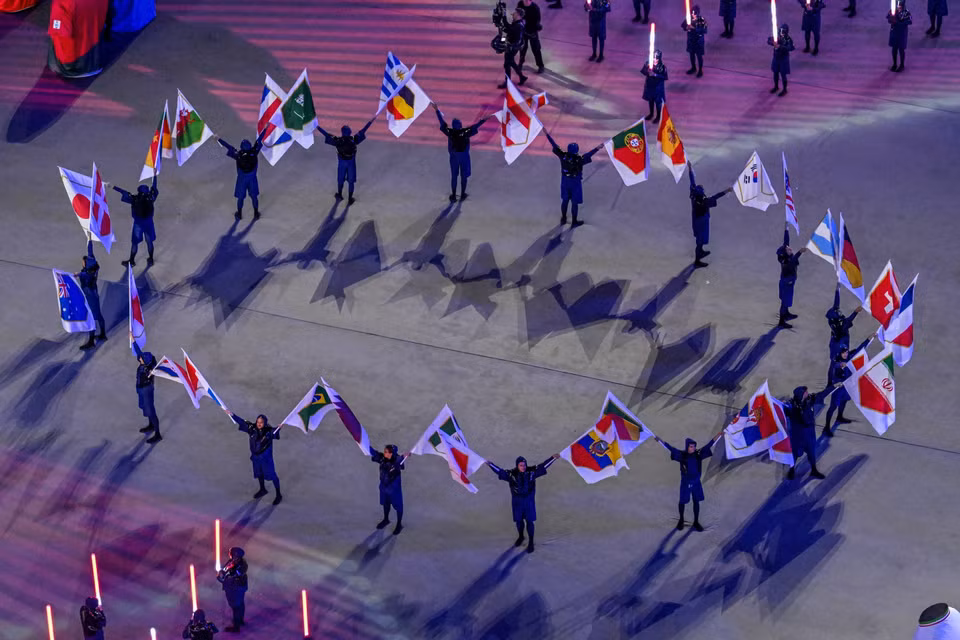 Los artistas desfilan con las banderas nacionales de las 32 selecciones que compiten en el mayor evento del fútbol del mundo durante la ceremonia de apertura. (Fuente: AFP/VNA)
