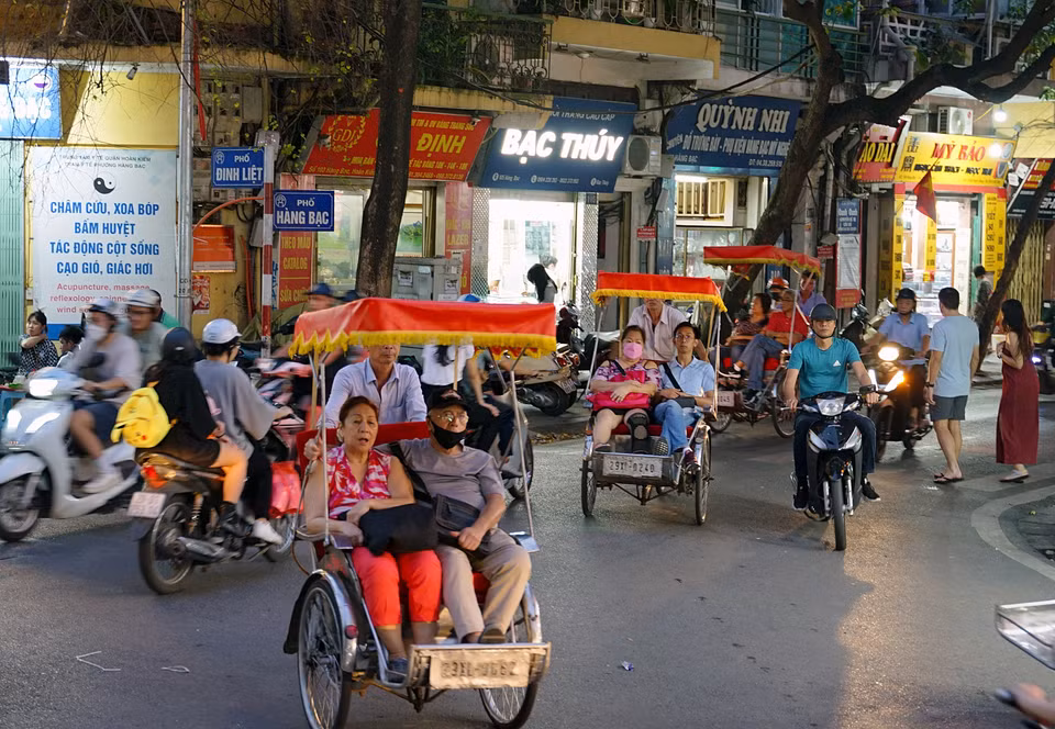 Turistas extranjeros visitan la calle de Dinh Liet en triciclos (Fuente:VNA)