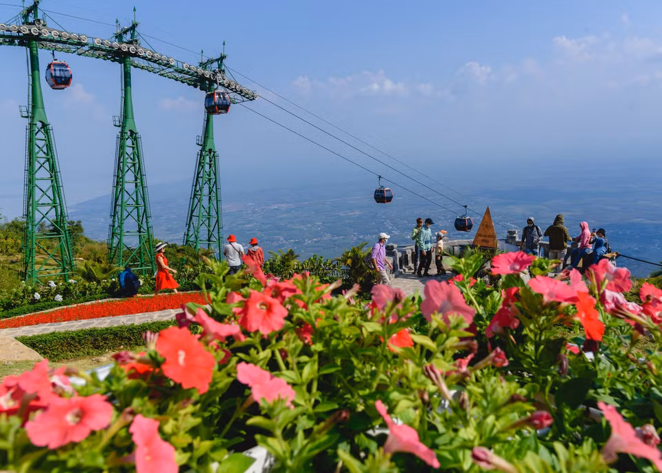 La cima de la montaña de Ba Den cubierta con numerosas flores (Fuente: VNA)