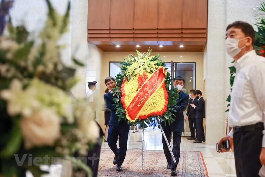 En 2014, Vietnam y Japón elevaron los vínculos bilaterales a nivel de "asociación estratégica amplia y profunda por la paz y la prosperidad en Asia". Según datos oficiales, en 2017, Japón fue el mayor donante de la Ayuda Oficial para el Desarrollo (ODA en inglés), el segundo inversor extranjero y el cuarto socio comercial más grande de Vietnam. Especialmente, el exdirigente nipón invitó a líderes vietnamitas a asistir a la Cumbre ampliada del grupo de los principales países industrializados del mundo (G7), en 2016, y a la Cumbre del grupo de economías avanzadas y emergentes del mundo (G20), en 2019, como invitado especial del país anfitrión. (Fuente: Vietnam+) 