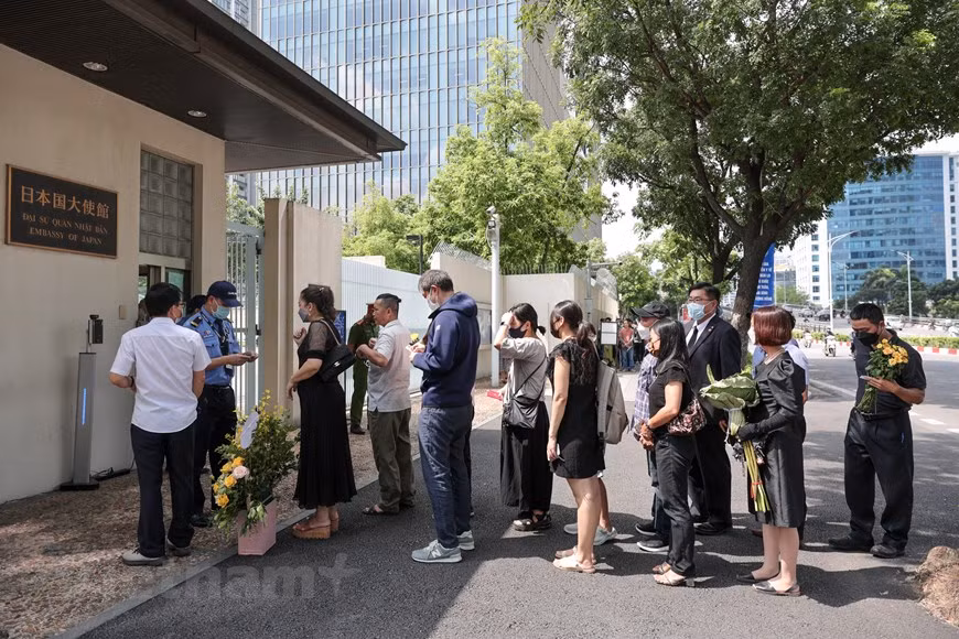 El desarrollo de los nexos entre Vietnam y Japón se alcanzó gracias a lav virtud y habilidad de Abe Shinzo. Como jefe de Gobierno de Japón, Abe visitó la nación indochina cuatro veces, incluidas dos visitas oficiales en 2013 y 2017, y otras dos en ocasión de su asistencia a las cumbres del Foro de Cooperación Económica de Asia-Pacífico (APEC), en 2006 y 2017. En una entrevista concedida a la Agenciam Vietnamita de Noticias (VNA) en febrero de 2019, Abe expresó una favorable impresión ante los logros alcanzados por Vietnam en la implementación de la política de Renovación (Doi Moi), con el alto ritmo del crecimiento económico. (Fuente: Vietnam+) 