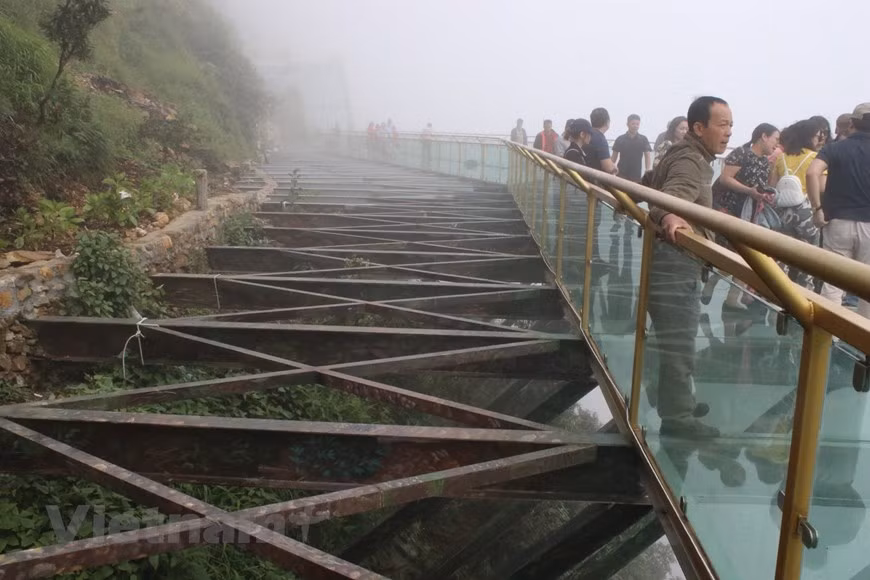 Fabricado en Estados Unidos, el puente de cristal de Rong May se considera como una “maravilla del paisaje” en la comuna de Son Binh, en el distrito de Tam Duong, en la provincia norvietnamita de Lai Chau. Al llegar a este lugar, los turistas tienen la oportunidad de experimentar una caminata sobre un camino transparente a dos mil 200 metros sobre el nivel del mar, con un ancho de 1,5 metros y una longitud de 139 metros. Los viajeros suelen visitar este sitio los fines de semana para experimentar la aventura en el puente de cristal de un grosor total de 33,04 milímetros. (Fuente: Vietnamplus) 