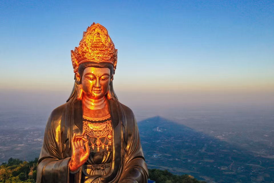 La estatua de Buda Tay Bo Da Son en la cima de la montaña Ba Den es la más grande de Asia, hecha de bronce monolítico (Fuente: VNA)