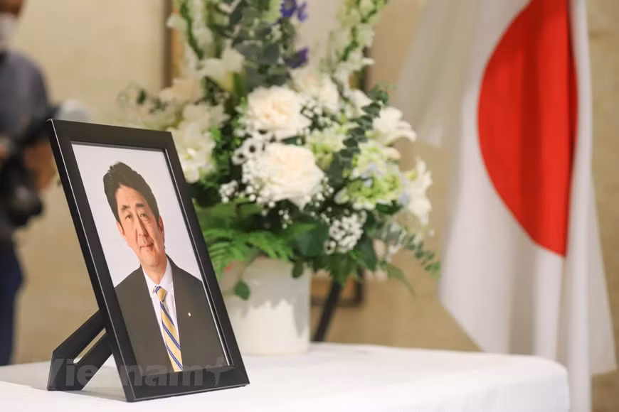 Abe Shinzo realizó grandes aportes al desarrollo de los nexos entre Vietnam y Japón. Durante casi ocho años bajo el mandato de Abe, las relaciones entre Vietnam y Japón avanzaron con fuerza en todos los campos. El exdirigente japonés falleció en el Hospital de la Universidad Médica de Nara, tras ser atacado durante un acto de campaña electoral de un candidato del Partido Liberal Democrático de Japón. Este hecho ha causado gran conmoción no sólo en el pueblo del país del Sol Naciente, sino también en todo el planeta, incluido Vietnam, con especiales sentimientos hacia el primer ministro con el mandato más extenso en la historia de la nación nipona. (Fuente: Vietnam+)