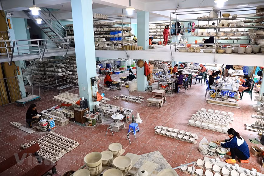 La aldea de cerámica de Bat Trang se formó desde hace más de 500 años y después de numerosos altibajos, sus productos siguen recibiendo alta valoración por su calidad y diseños (Fuente: Vietnamplus)
