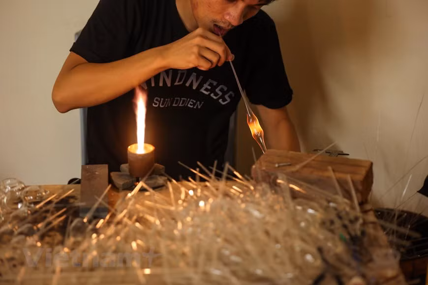 Una vez que el vidrio ha llegado a su punto de fusión, soplar dentro de él a través de un tubo metálico largo -también llamado caña- para hacer burbujas en el interior y, a partir de ahí, darle la forma deseada al objeto; en esto consiste el soplado, una de las más famosas técnicas de artesanía en vidrio. Se puede soplar y manipular directamente o bien se puede soplar en un molde de acero o bronce para darle la forma que queramos. Se emplea mucho, sobre todo, para hacer vasos y botellas de vidrio. El fusing resulta una de las técnicas de artesanía en vidrio más utilizadas. (Fuente:Vietnam+) 