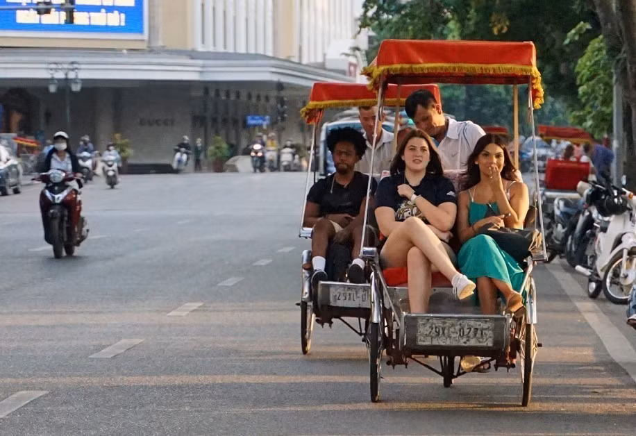 Turistas extranjeros experimentan triciclos alrededor del lago de Hoan Kiem (Fuente:VNA)