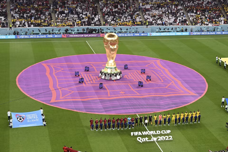 El modelo de la Copa del Campeonato de la FIFA se muestra antes del partido inaugural de la Copa Mundial 2022 entre el equipo local, Qatar, y Ecuador, en el estadio de Al Bayt en Al Khor, Qatar (Fuente: AFP/VNA)