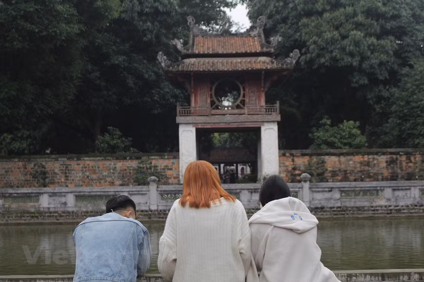 Tras un largo tiempo de interrupción por los impactos graves de la pandemia de la COVID-19, Hanoi ha reanudado las actividades turísticas en las reliquias por motivo de la fiesta tradicional por el Nuevo Año Lunar. Las autoridades urgieron a tener en todos los establecimientos turísticos códigos QR para gestionar la entrada y salida de las personas, así como realizar las declaraciones médicas según las normativas del Ministerio de Salud y evitar concentraciones masivas, entre otros. De acuerdo con el Departamento de Cultura y Deportes, Hanoi continúa prohibiendo la celebración de festivales, excepto los rituales tradicionales con la participación de un número limitado de personas. (Fuente: Vietnam)