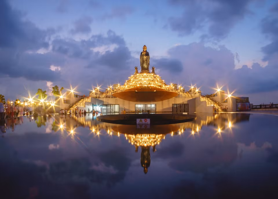 La estatua de Buda Tay Bo Da Son tiene una altura de 72 metros y se decora exquisitamente (Fuente: VNA)
