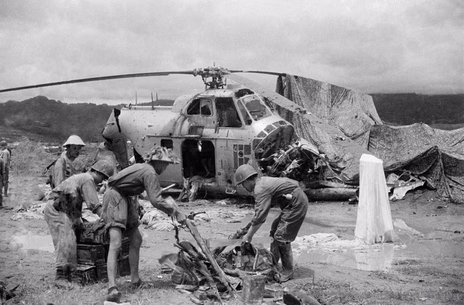 Después de 56 días y noches de lucha firme, valiente y creativa, el ejército y el pueblo vietnamitas destruyeron todo el grupo de fortalezas de los colonialistas franceses en Dien Bien Phu, capturaron a 16 mil 200 enemigos, derribaron 62 aviones y aprendieron 64 automóviles y todas las armas, municiones y equipos militares de las fuerzas francesas. (Foto: Archivos – VNA)