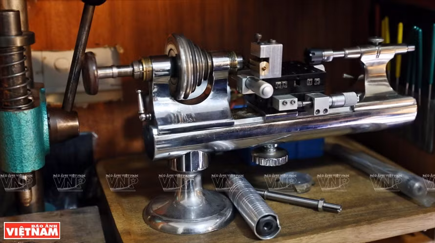 Un pequeño torno para la producción de piezas únicas de reloj (Fuente: VNA)
