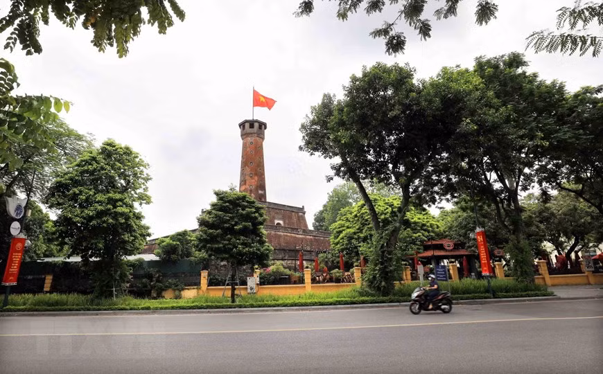 Torre de la Bandera en Hanoi, donde tuvo lugar el histórico acto de izamiento de la bandera el 10 de octubre de 1954 (Fuente: VNA)