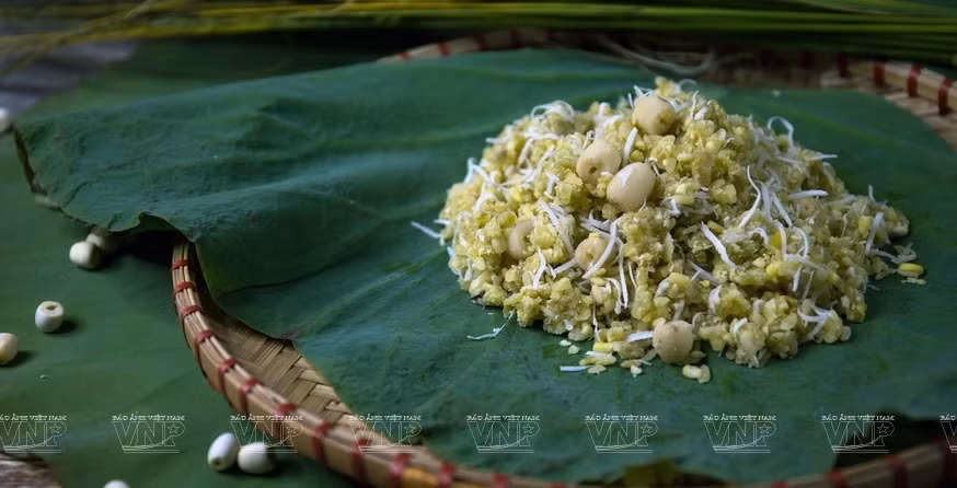 El arroz verde cocido a vapor con coco rayado es un plato típico del otoño de Hanoi (Fuente: VNA)