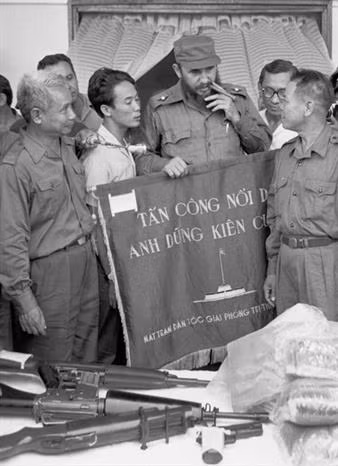 El primer secretario del Comité Central del Partido Comunista y primer ministro del gobierno revolucionario de Cuba, Fidel Castro recibe obsequio del Comité Popular Revolucionario de Quang Tri (Foto: VNA)
