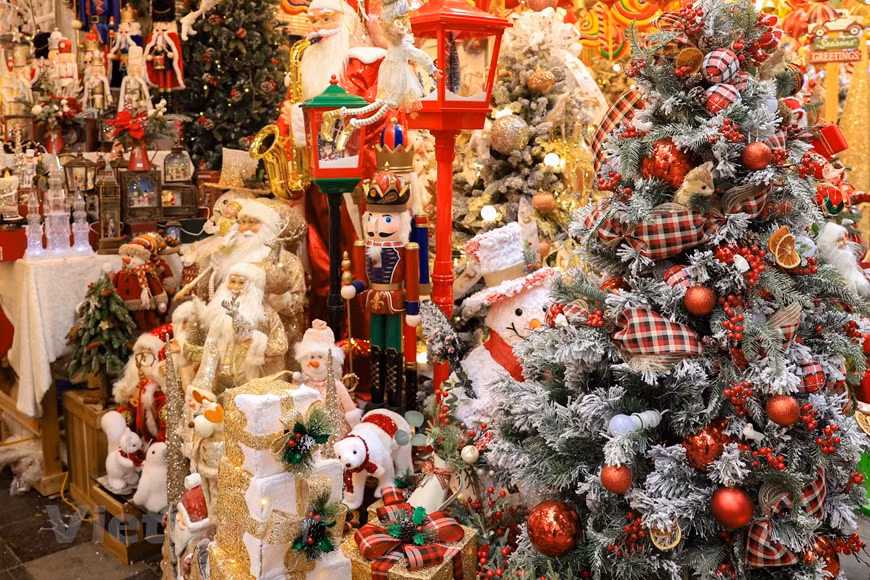 Quienes visiten Vietnam durante la época navideña, encontrarán esta celebración peculiar. La nación del Sudeste Asiático suele mantener su actividad laboral durante los días de la Navidad; sin embargo, se escucharán los villancicos navideños allá donde vayas y verás que las tiendas se engalanan con elaboradas decoraciones como los típicos arbolitos y hasta nieve simulada. Sin duda, el día en el que los vietnamitas se echan a la calle para hacer planes familiares es la Nochebuena (24 de diciembre), pues se encuentran multitud de eventos en las calles y fiestas para jóvenes que celebran este día tan especial hasta altas horas de la madrugada. (Fuente: Vietnam+) 