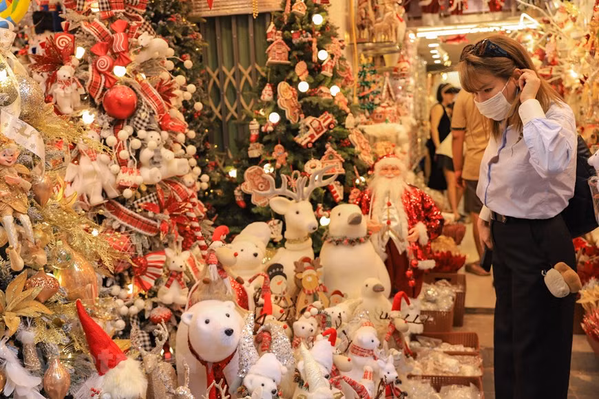 Hace siglos el Cristianismo introdujo la Navidad como una de sus fiestas de mayor importancia, pero sus símbolos y algunos significados han llegado al corazón de muchas personas en el mundo, aunque no sigan ninguna religión. Hoy día es una fiesta de dimensión internacional, que no sólo celebran los cristianos. En Vietnam, además del tradicional Año Nuevo Lunar, la Navidad se ha convertido en una de las festividades más alegres que la gente espera ansiosamente. Se trata de una ocasión para disfrutar de una de las fiestas más lindas del año. Un par de semanas antes de la ocasión, la calle de Hang Ma y los alrededores del casco antiguo en Hanoi a menudo se llenan de clientes. (Fuente: Vietnam+) 