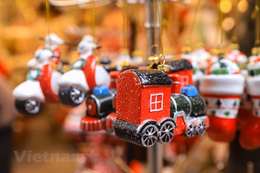 A propósito de la Navidad, los capitalinos tienen la oportunidad de vivir un ambiente festivo en la calle de Hang Ma, en Hanoi, donde se encuentra un amplio surtido de artículos de decoración para esta ocasión. El significado de celebrar la Navidad persigue invocar valores como la unión, la paz, la solidaridad y la esperanza, no circunscritos solo a creencias religiosas. En Vietnam, a pesar de no tener días festivos por esta fecha, la Navidad deviene una excusa para salir con los amigos de fiesta o a cenar todos juntos y las calles se llenan de gente y se iluminan más que lo habitual. (Fuente: Vietnam+)